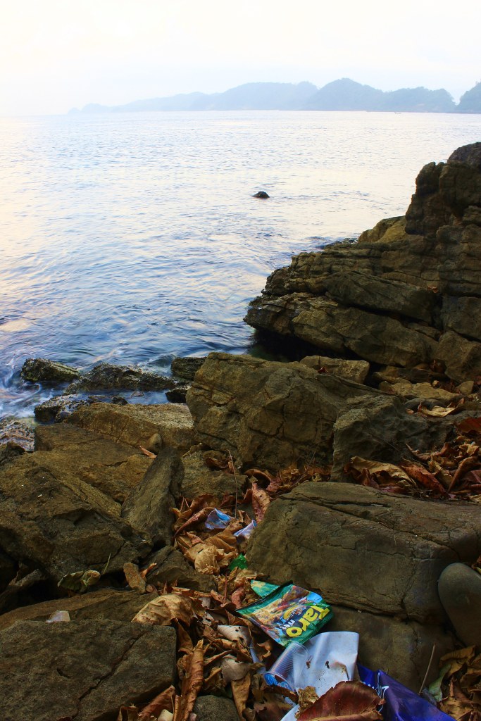 Sampah berserakan di pantai Lhok Mata Ie